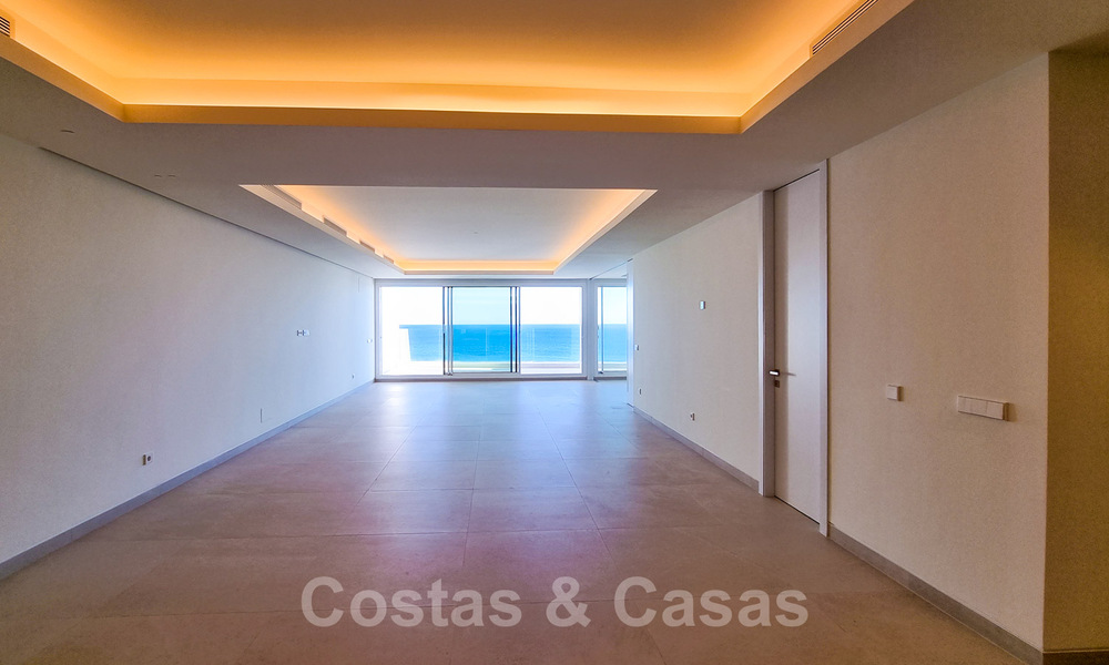 Recent gerenoveerde, luxueuze penthouses te koop, op eerstelijnsstrand met een adembenemend zeezicht, in het centrum van Estepona 40664