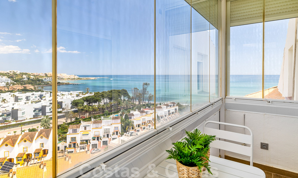Volledig gerenoveerd penthouse te koop, met panoramisch zeezicht in een eerstelijnstrand complex in West Estepona 41065
