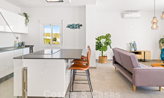 Volledig gerenoveerd penthouse te koop, met panoramisch zeezicht in een eerstelijnstrand complex in West Estepona 41069 