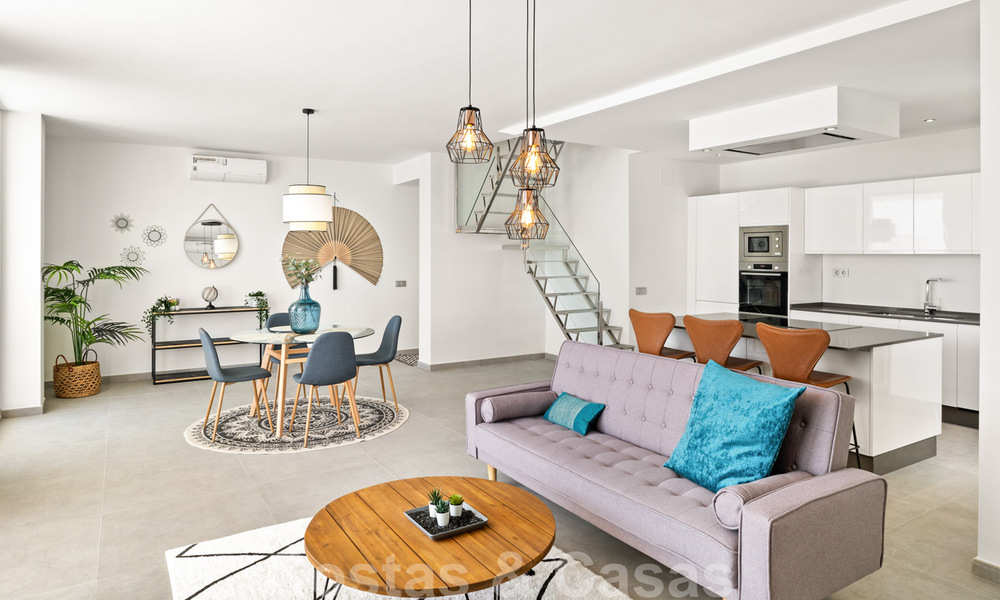Volledig gerenoveerd penthouse te koop, met panoramisch zeezicht in een eerstelijnstrand complex in West Estepona 41072