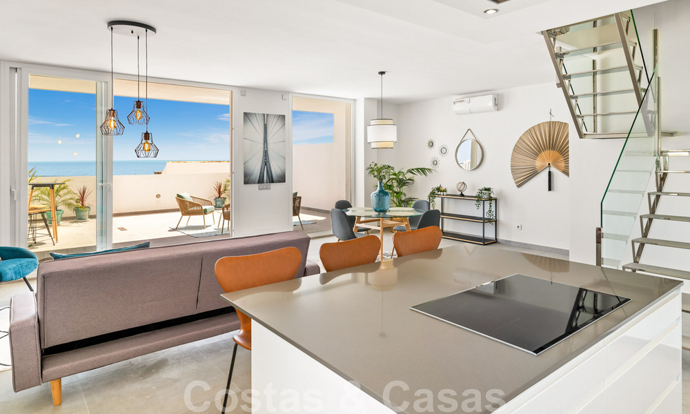 Volledig gerenoveerd penthouse te koop, met panoramisch zeezicht in een eerstelijnstrand complex in West Estepona 41073