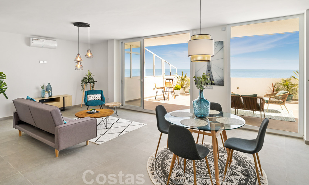 Volledig gerenoveerd penthouse te koop, met panoramisch zeezicht in een eerstelijnstrand complex in West Estepona 41075