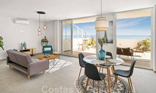 Volledig gerenoveerd penthouse te koop, met panoramisch zeezicht in een eerstelijnstrand complex in West Estepona 41075 