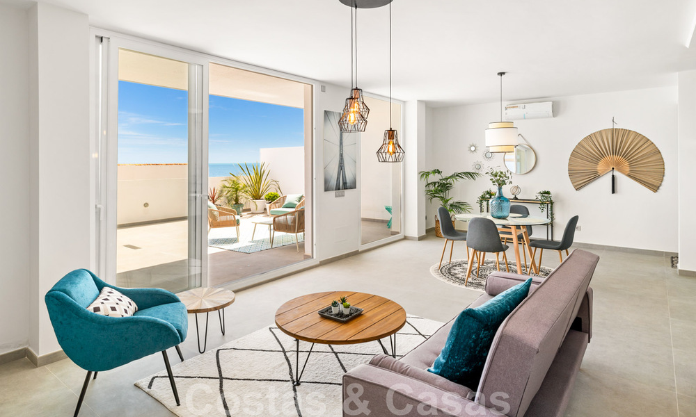 Volledig gerenoveerd penthouse te koop, met panoramisch zeezicht in een eerstelijnstrand complex in West Estepona 41076