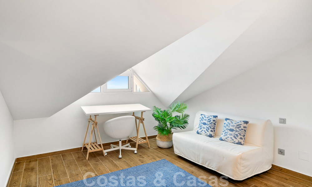 Volledig gerenoveerd penthouse te koop, met panoramisch zeezicht in een eerstelijnstrand complex in West Estepona 41079