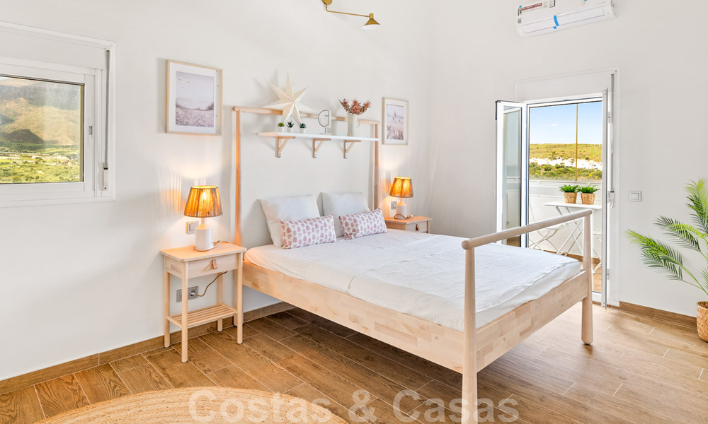 Volledig gerenoveerd penthouse te koop, met panoramisch zeezicht in een eerstelijnstrand complex in West Estepona 41085