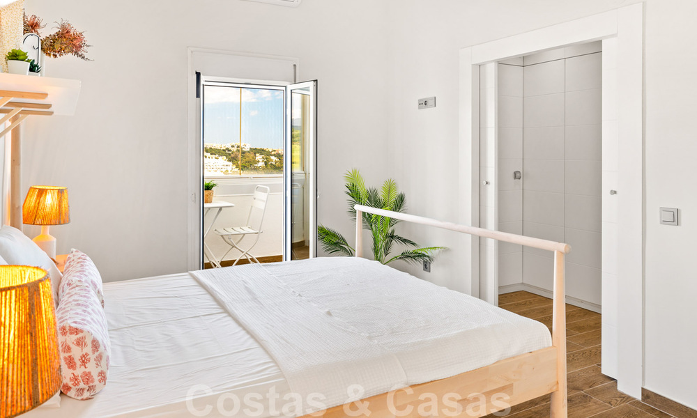 Volledig gerenoveerd penthouse te koop, met panoramisch zeezicht in een eerstelijnstrand complex in West Estepona 41086