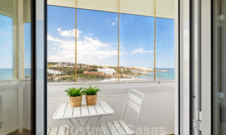 Volledig gerenoveerd penthouse te koop, met panoramisch zeezicht in een eerstelijnstrand complex in West Estepona 41088 