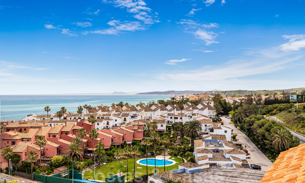 Volledig gerenoveerd penthouse te koop, met panoramisch zeezicht in een eerstelijnstrand complex in West Estepona 41093