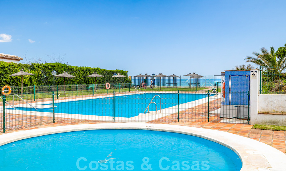 Volledig gerenoveerd penthouse te koop, met panoramisch zeezicht in een eerstelijnstrand complex in West Estepona 41095