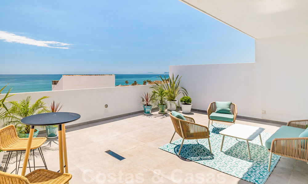 Volledig gerenoveerd penthouse te koop, met panoramisch zeezicht in een eerstelijnstrand complex in West Estepona 41097