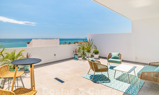 Volledig gerenoveerd penthouse te koop, met panoramisch zeezicht in een eerstelijnstrand complex in West Estepona 41097 