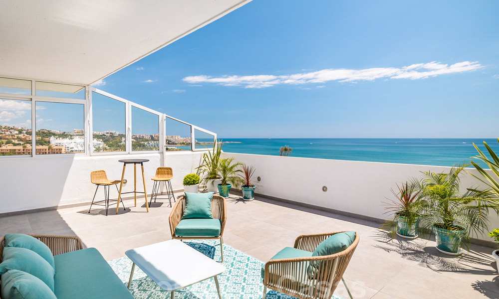 Volledig gerenoveerd penthouse te koop, met panoramisch zeezicht in een eerstelijnstrand complex in West Estepona 41098