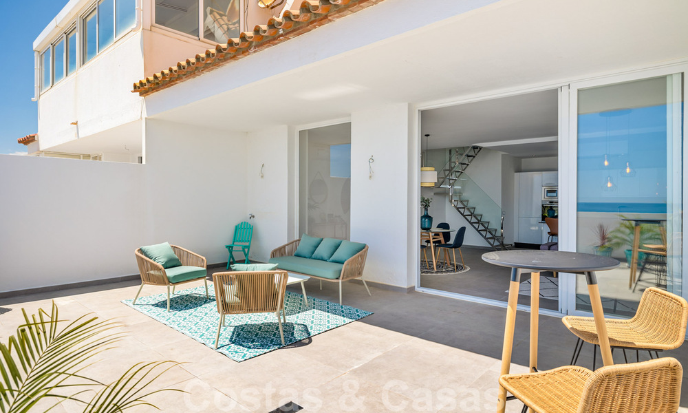Volledig gerenoveerd penthouse te koop, met panoramisch zeezicht in een eerstelijnstrand complex in West Estepona 41100