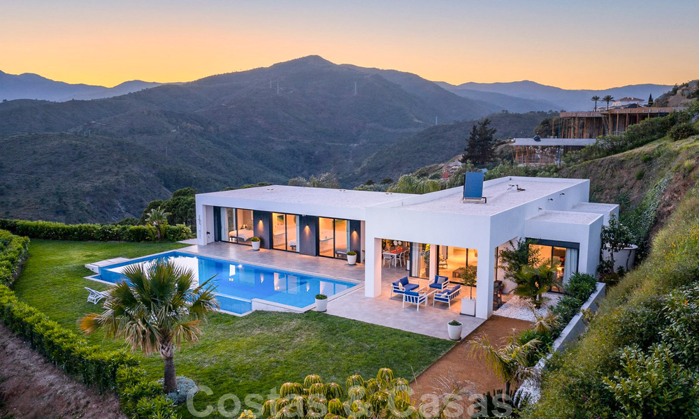 Instapklare, moderne luxevilla te koop met panoramisch berg- en zeezicht in een gated resort in Marbella - Benahavis 41034