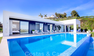 Instapklare, moderne luxevilla te koop met panoramisch berg- en zeezicht in een gated resort in Marbella - Benahavis 41035 