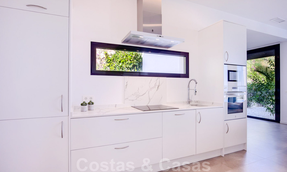 Instapklare, moderne luxevilla te koop met panoramisch berg- en zeezicht in een gated resort in Marbella - Benahavis 41037