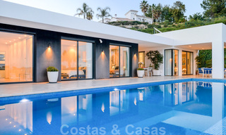 Instapklare, moderne luxevilla te koop met panoramisch berg- en zeezicht in een gated resort in Marbella - Benahavis 41040 