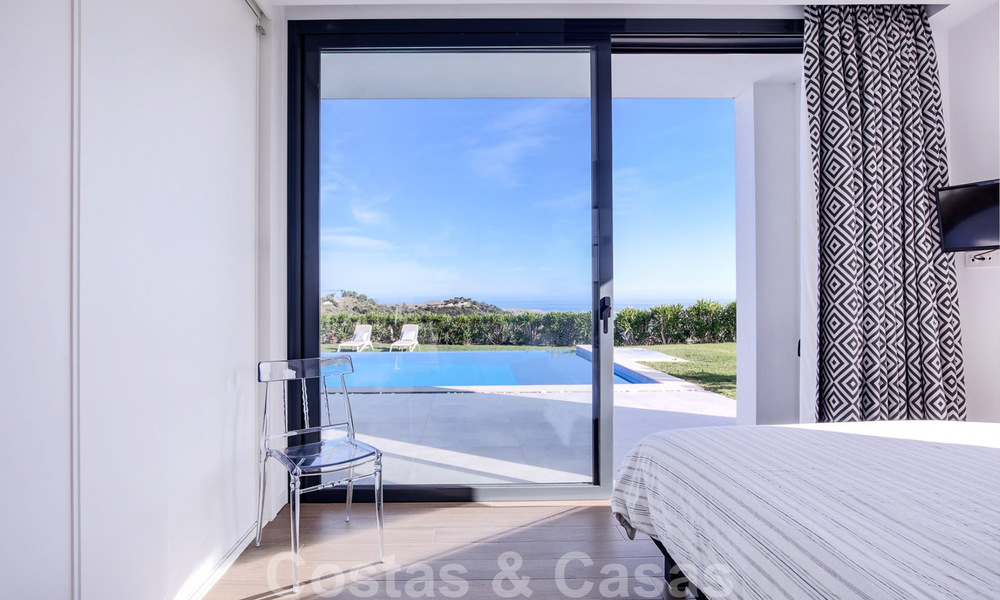 Instapklare, moderne luxevilla te koop met panoramisch berg- en zeezicht in een gated resort in Marbella - Benahavis 41042