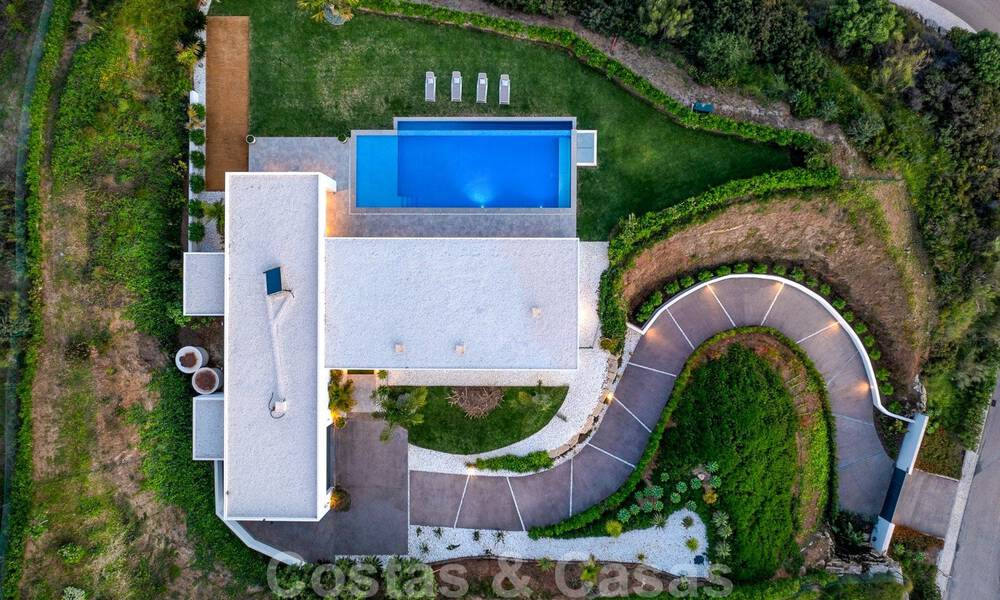 Instapklare, moderne luxevilla te koop met panoramisch berg- en zeezicht in een gated resort in Marbella - Benahavis 41046