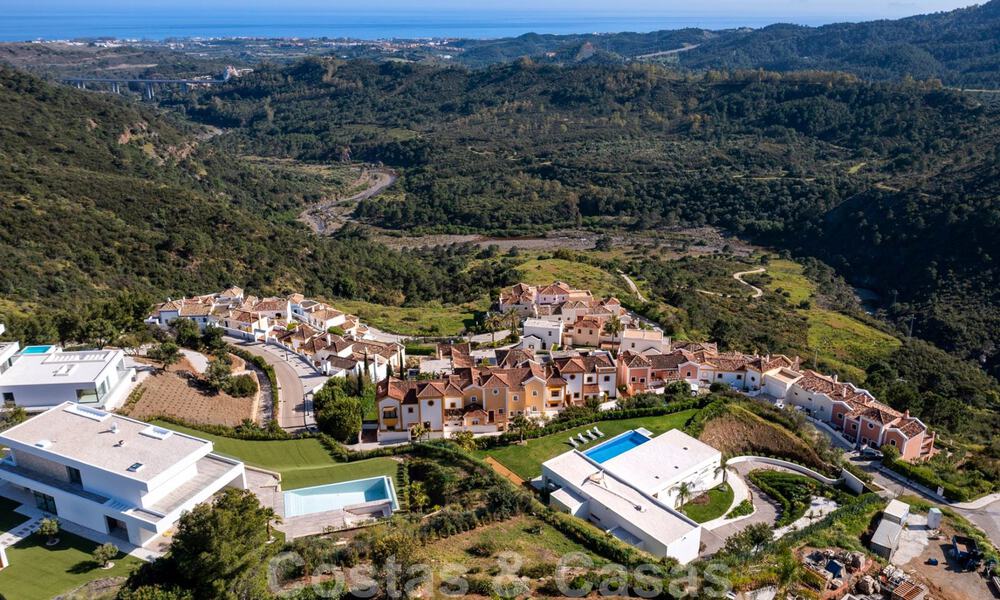 Instapklare, moderne luxevilla te koop met panoramisch berg- en zeezicht in een gated resort in Marbella - Benahavis 41047