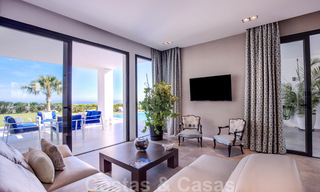 Instapklare, moderne luxevilla te koop met panoramisch berg- en zeezicht in een gated resort in Marbella - Benahavis 41048 