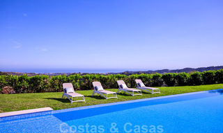Instapklare, moderne luxevilla te koop met panoramisch berg- en zeezicht in een gated resort in Marbella - Benahavis 41049 
