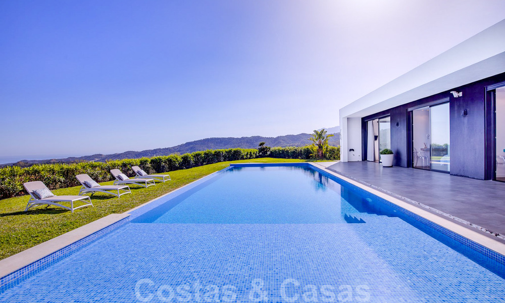 Instapklare, moderne luxevilla te koop met panoramisch berg- en zeezicht in een gated resort in Marbella - Benahavis 41050
