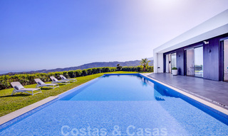 Instapklare, moderne luxevilla te koop met panoramisch berg- en zeezicht in een gated resort in Marbella - Benahavis 41050 