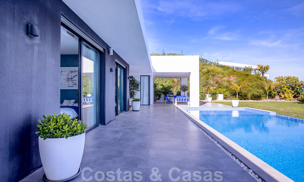 Instapklare, moderne luxevilla te koop met panoramisch berg- en zeezicht in een gated resort in Marbella - Benahavis 41051
