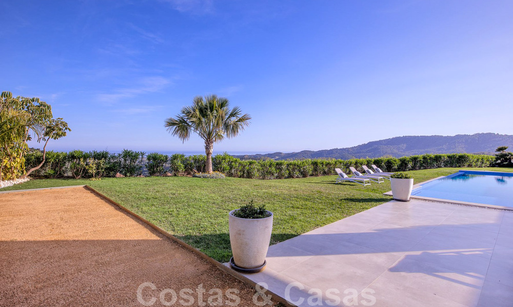 Instapklare, moderne luxevilla te koop met panoramisch berg- en zeezicht in een gated resort in Marbella - Benahavis 41052