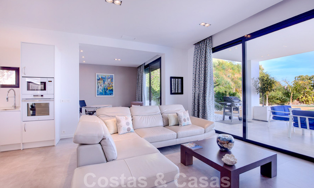 Instapklare, moderne luxevilla te koop met panoramisch berg- en zeezicht in een gated resort in Marbella - Benahavis 41055
