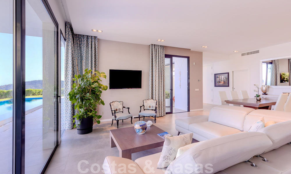 Instapklare, moderne luxevilla te koop met panoramisch berg- en zeezicht in een gated resort in Marbella - Benahavis 41056