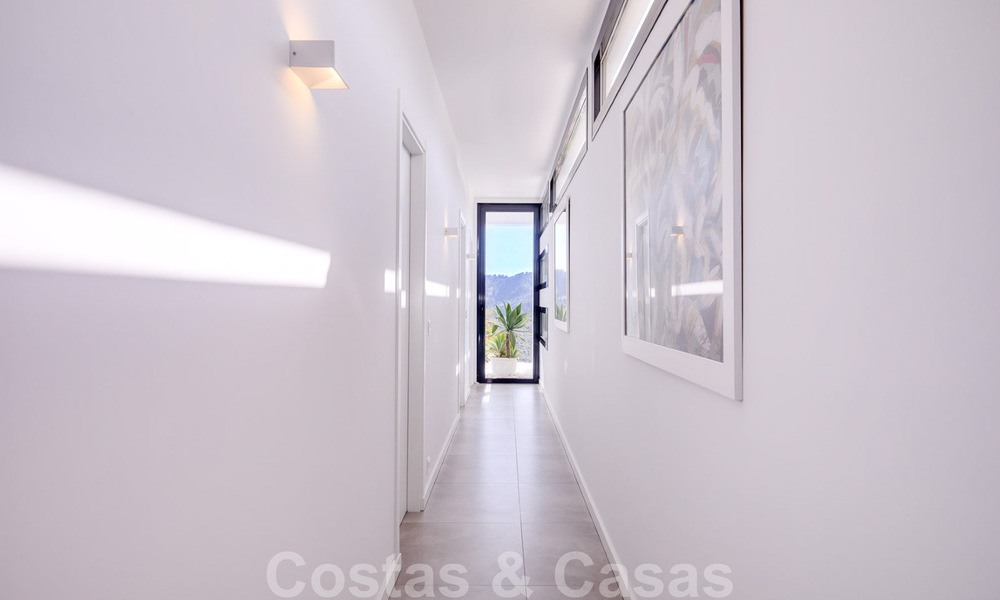 Instapklare, moderne luxevilla te koop met panoramisch berg- en zeezicht in een gated resort in Marbella - Benahavis 41057