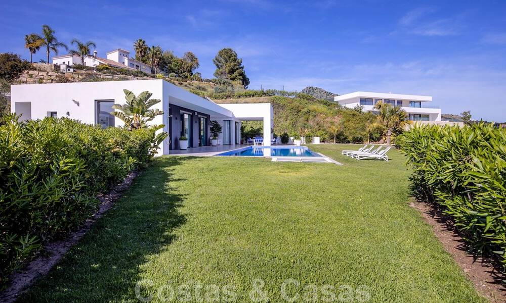 Instapklare, moderne luxevilla te koop met panoramisch berg- en zeezicht in een gated resort in Marbella - Benahavis 41059