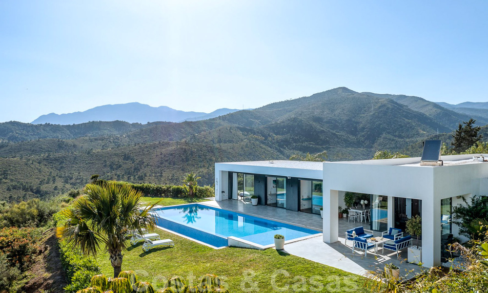 Instapklare, moderne luxevilla te koop met panoramisch berg- en zeezicht in een gated resort in Marbella - Benahavis 41060