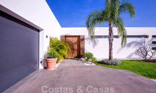 Instapklare, moderne luxevilla te koop met panoramisch berg- en zeezicht in een gated resort in Marbella - Benahavis 41061 