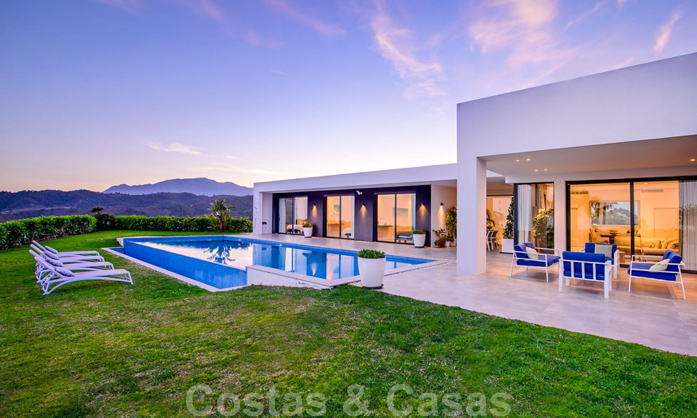 Instapklare, moderne luxevilla te koop met panoramisch berg- en zeezicht in een gated resort in Marbella - Benahavis 41062
