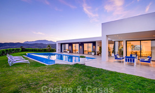 Instapklare, moderne luxevilla te koop met panoramisch berg- en zeezicht in een gated resort in Marbella - Benahavis 41062 