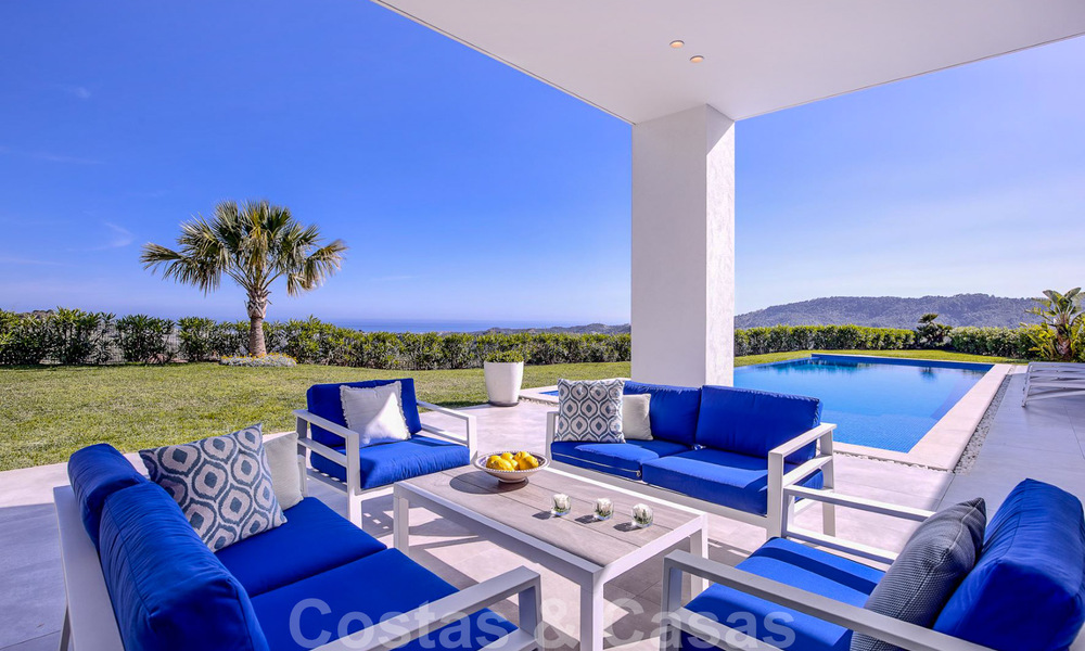 Instapklare, moderne luxevilla te koop met panoramisch berg- en zeezicht in een gated resort in Marbella - Benahavis 41063