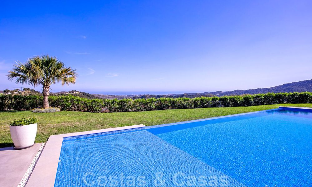 Instapklare, moderne luxevilla te koop met panoramisch berg- en zeezicht in een gated resort in Marbella - Benahavis 41064