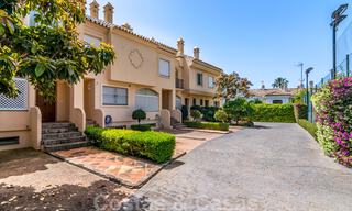 Spaans luxe rijhuis te koop, direct aan zee, in een gated community, met panoramisch zeezicht en op loopafstand van Estepona centrum 40826 