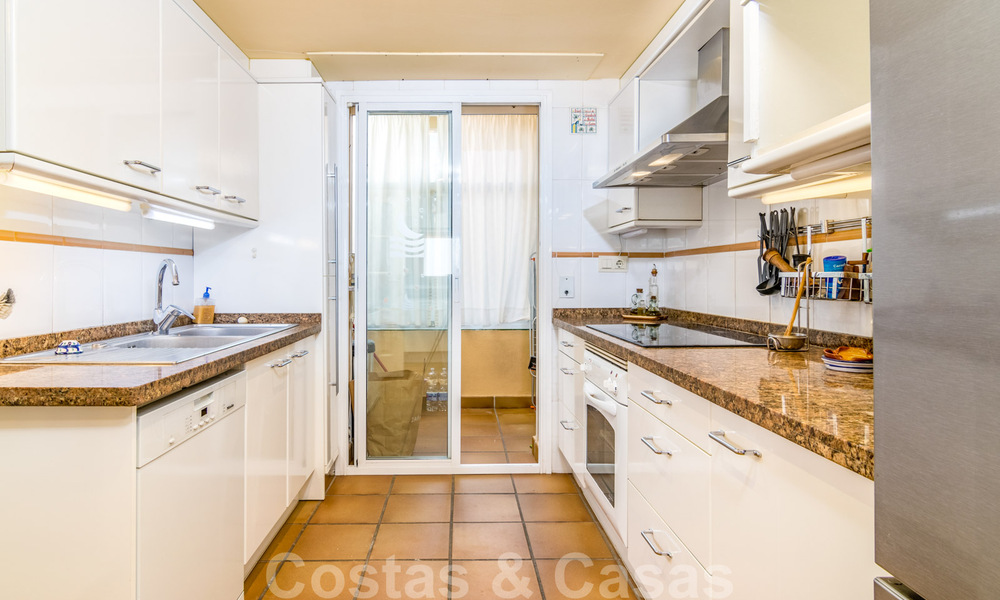 Spaans luxe rijhuis te koop, direct aan zee, in een gated community, met panoramisch zeezicht en op loopafstand van Estepona centrum 40830