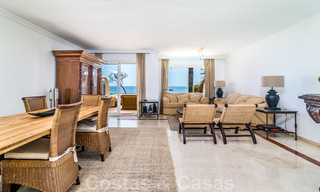Spaans luxe rijhuis te koop, direct aan zee, in een gated community, met panoramisch zeezicht en op loopafstand van Estepona centrum 40832 