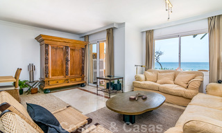 Spaans luxe rijhuis te koop, direct aan zee, in een gated community, met panoramisch zeezicht en op loopafstand van Estepona centrum 40835 
