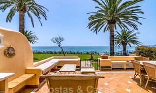 Spaans luxe rijhuis te koop, direct aan zee, in een gated community, met panoramisch zeezicht en op loopafstand van Estepona centrum 40836 
