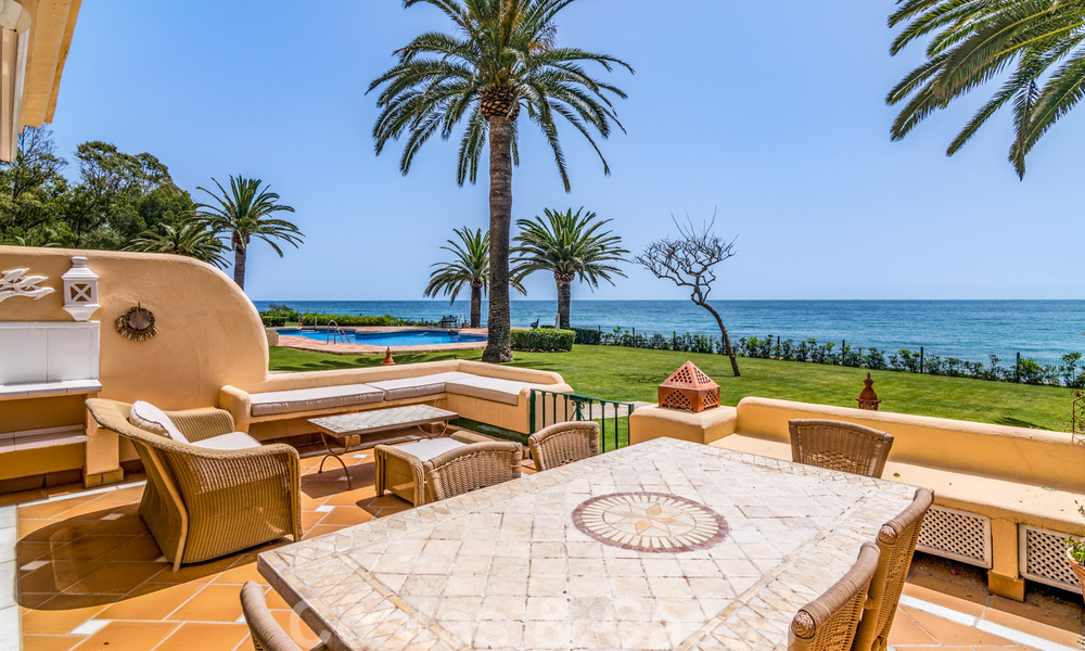 Spaans luxe rijhuis te koop, direct aan zee, in een gated community, met panoramisch zeezicht en op loopafstand van Estepona centrum 40838