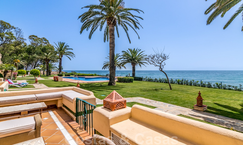 Spaans luxe rijhuis te koop, direct aan zee, in een gated community, met panoramisch zeezicht en op loopafstand van Estepona centrum 40839