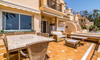 Spaans luxe rijhuis te koop, direct aan zee, in een gated community, met panoramisch zeezicht en op loopafstand van Estepona centrum 40840 