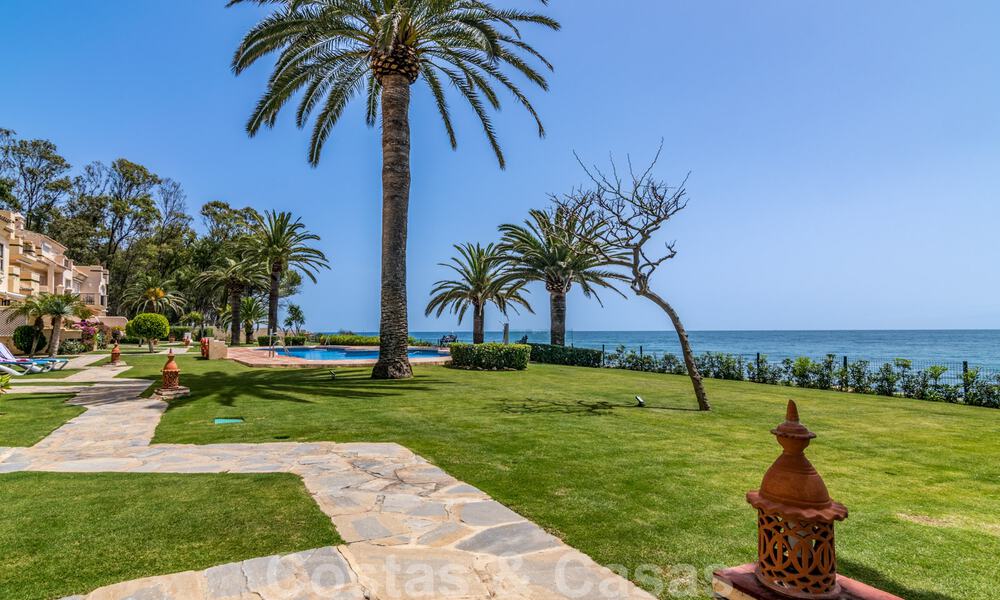 Spaans luxe rijhuis te koop, direct aan zee, in een gated community, met panoramisch zeezicht en op loopafstand van Estepona centrum 40844
